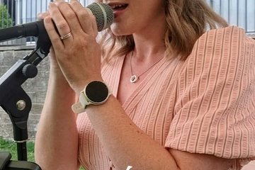 Laura Nicholas Singing 