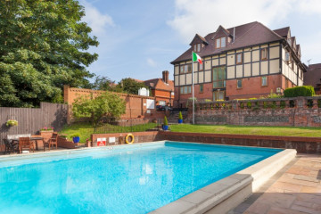 De Rougemont Manor Hotel